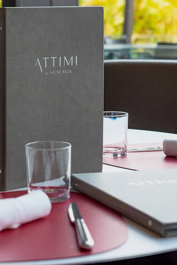 Dedans Attimi Heinz Beck porta menu similpelle mise en place