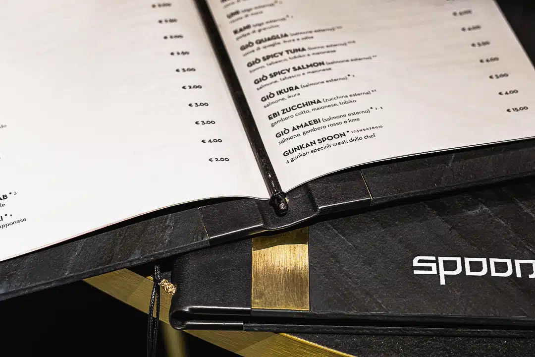 Dedans spoon porta menu pietra ottone impaginazione