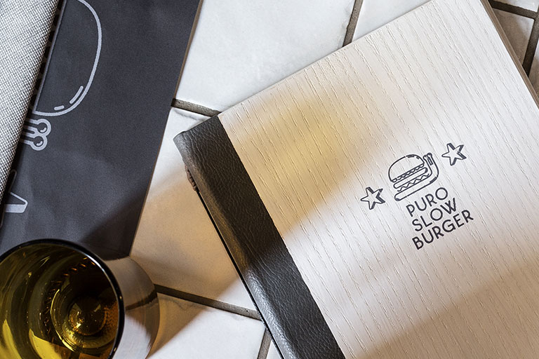 portamenu-puro-slow-burger-pavia-01 Porta Menu in Legno personalizzato