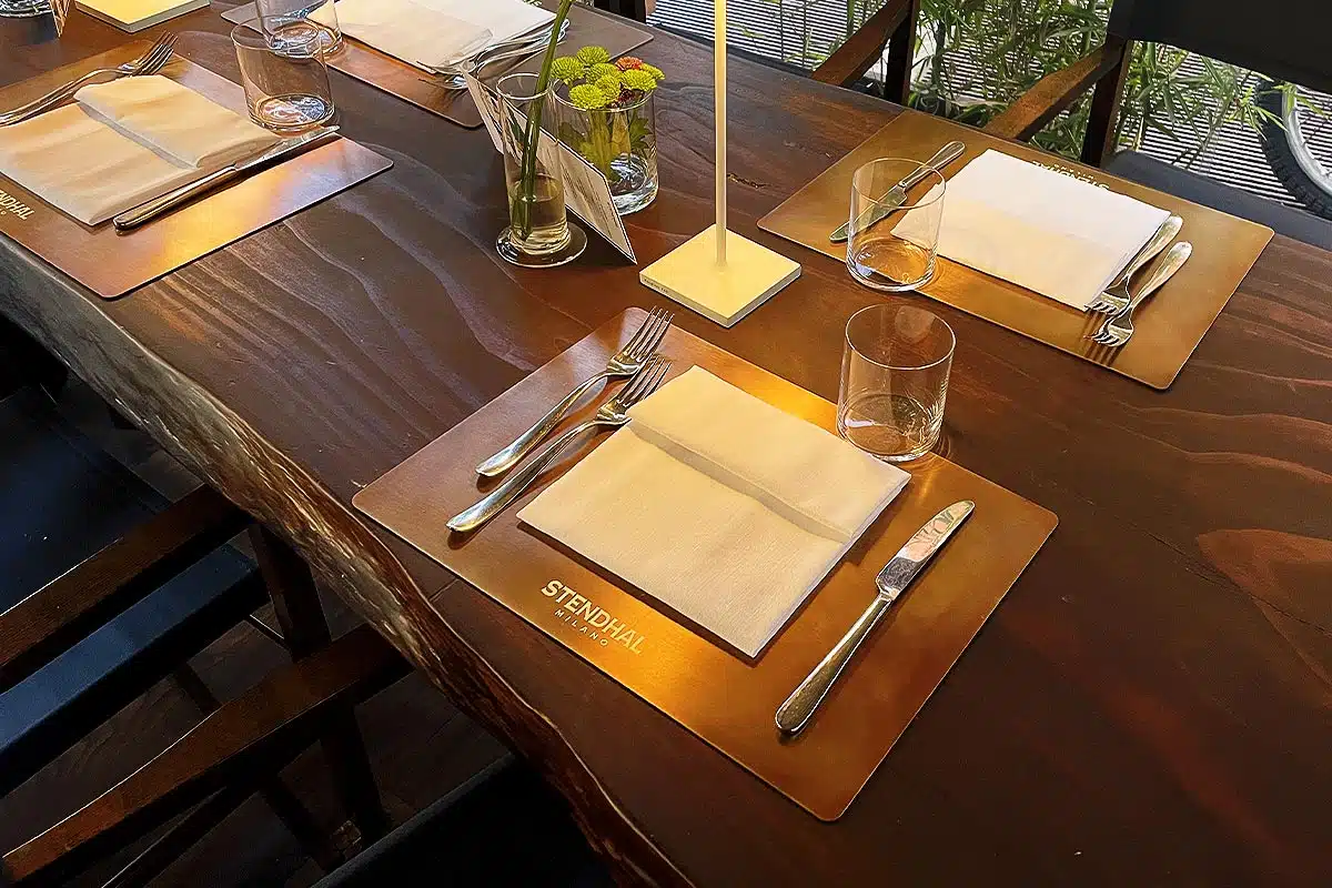 dedans-tovaglietta-ottone-ristorante-stendhal-milano_02