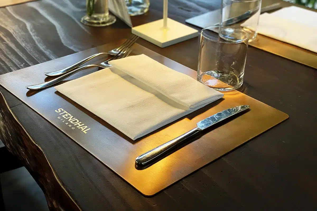 dedans-tovaglietta-ottone-ristorante-stendhal-milano_03