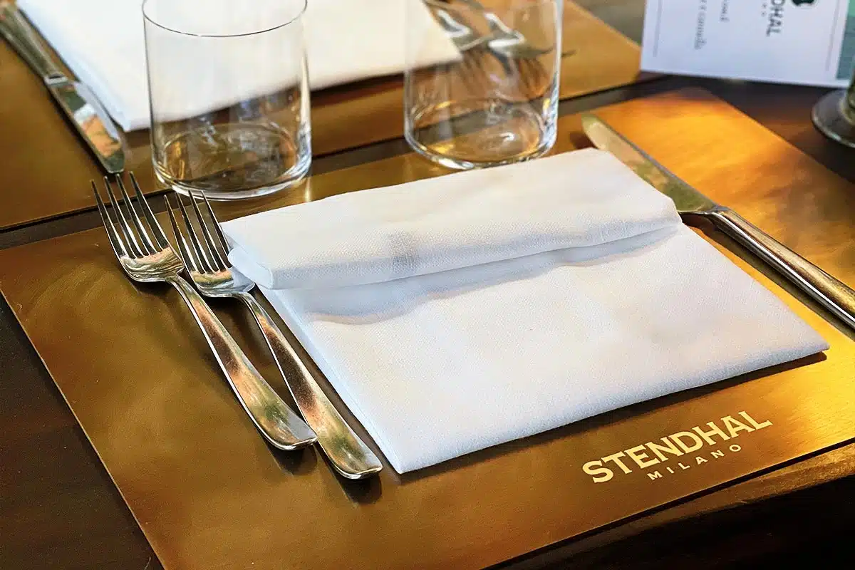 dedans-tovaglietta-ottone-ristorante-stendhal-milano_05