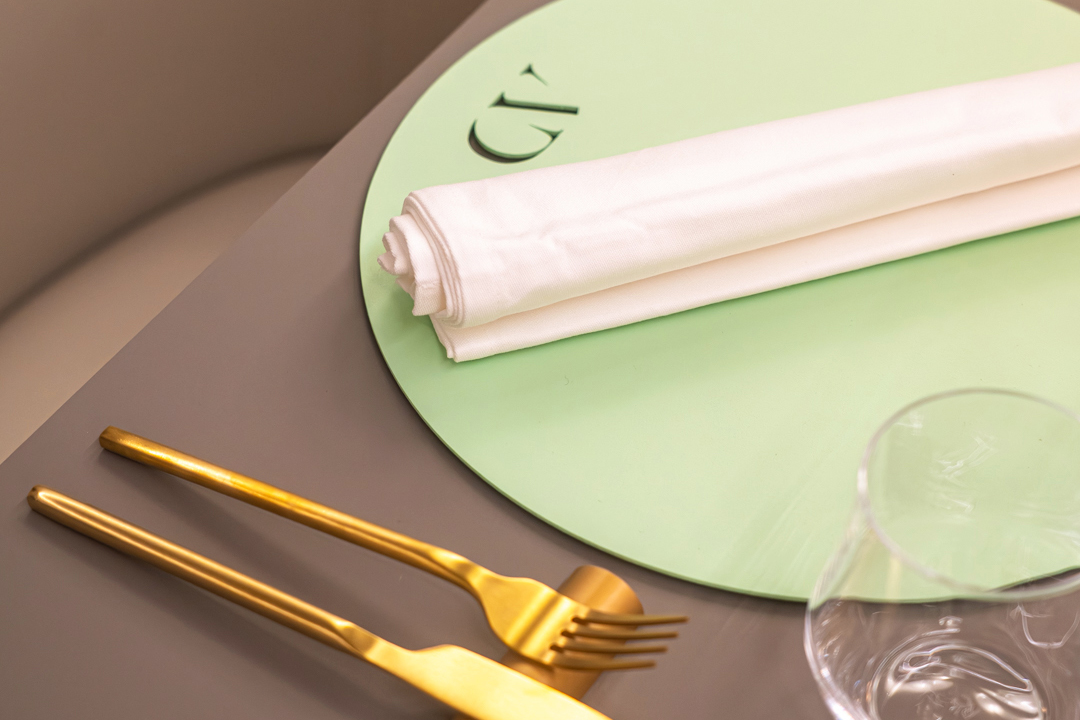 Dedans-Mise-en-Place-Sottopiatto-Alluminio-AmbraDay