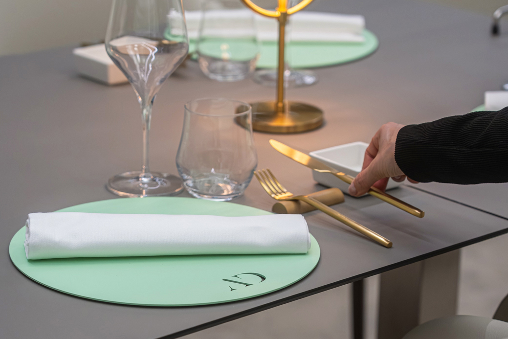 Dedans-Mise-en-Place-Sottopiatto-Alluminio-AmbraDay_2