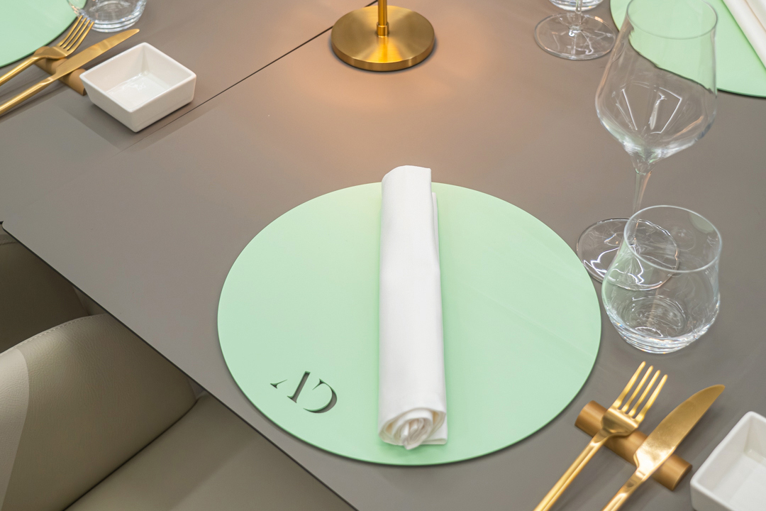 Dedans-Mise-en-Place-Sottopiatto-Alluminio-AmbraDay_3