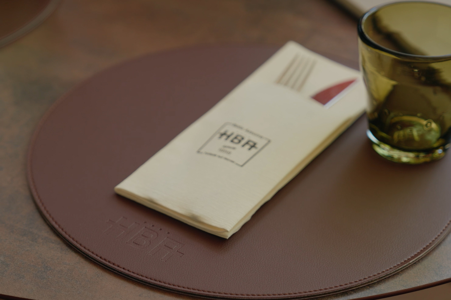 Dedans, Mise-en-Place-sottopiatto-in-similpelle-HBA